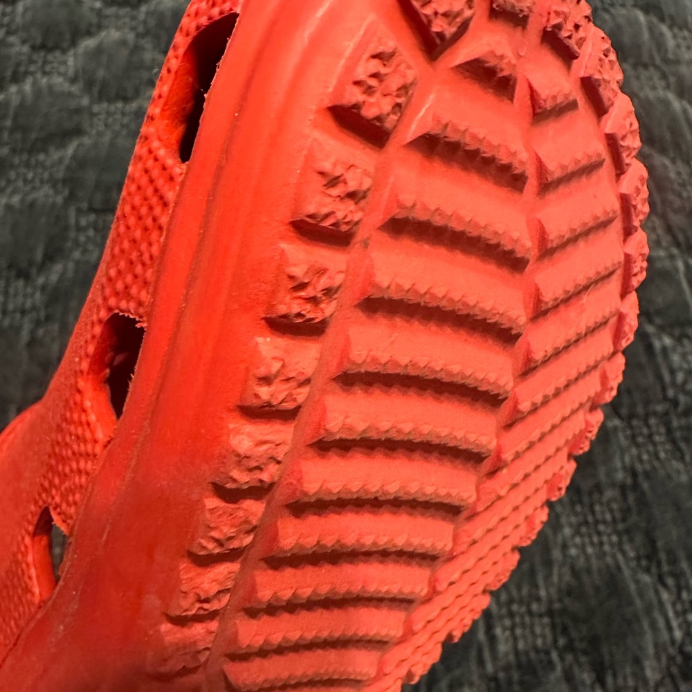 Red crocs - Picture 10 of 14